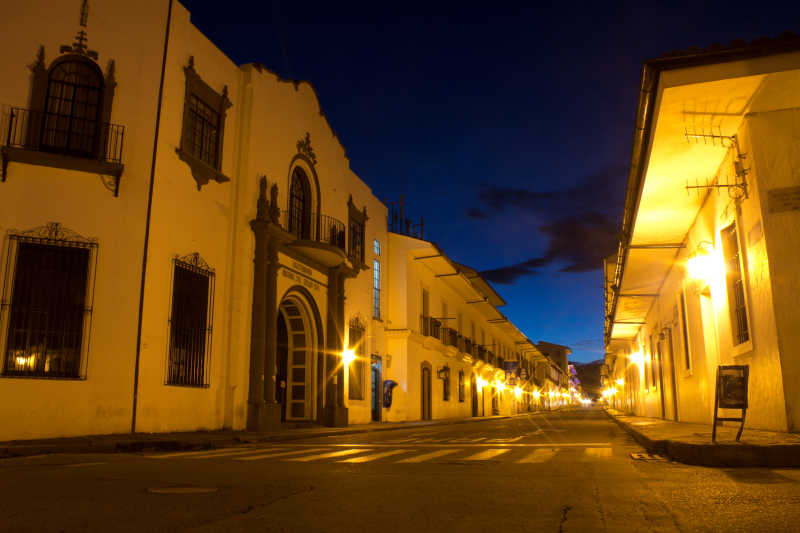 哥伦比亚灯火通明的街道
