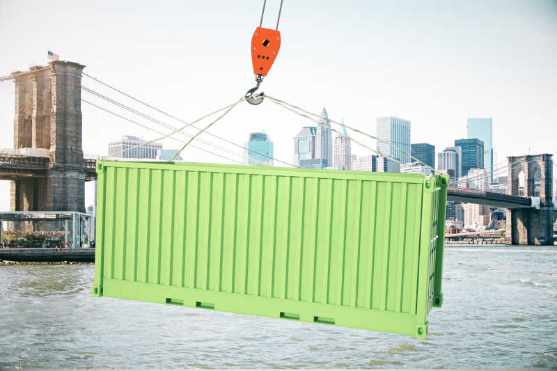海面吊钩上的绿色集装箱