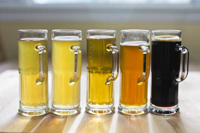 不同颜色种类的啤酒