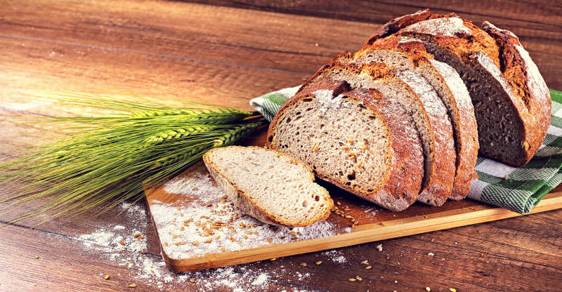 切片面包和小麦穗
