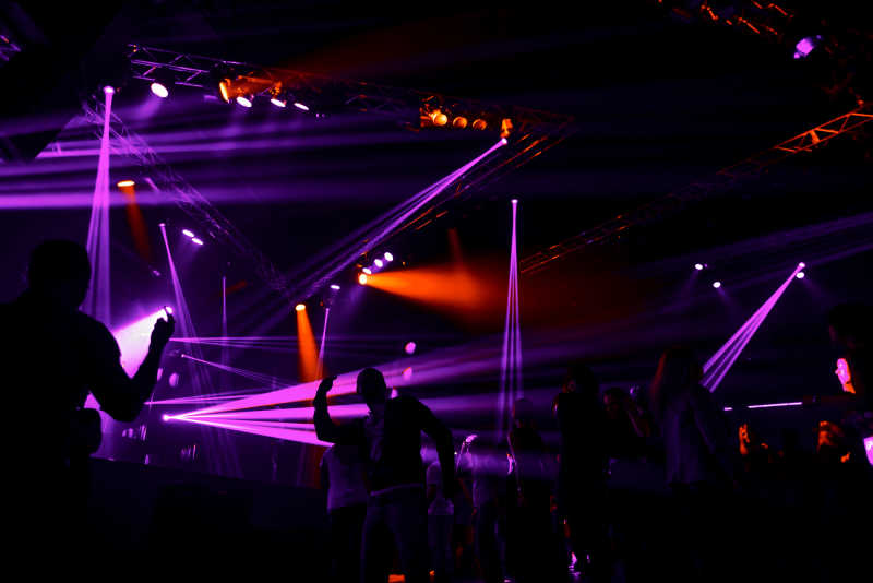 舞台紫色灯光下的观众