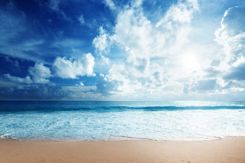蓝天白云下美丽的热带海滩