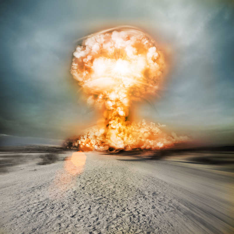沙漠中核弹爆炸后的蘑菇云火光