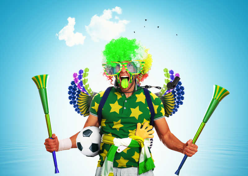 巴西球迷头上戴着绿色的假发