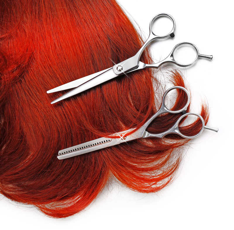 美发师剪刀和红色头发
