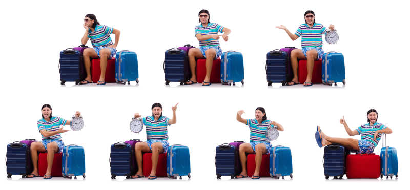 坐在三个大行李箱上的男孩