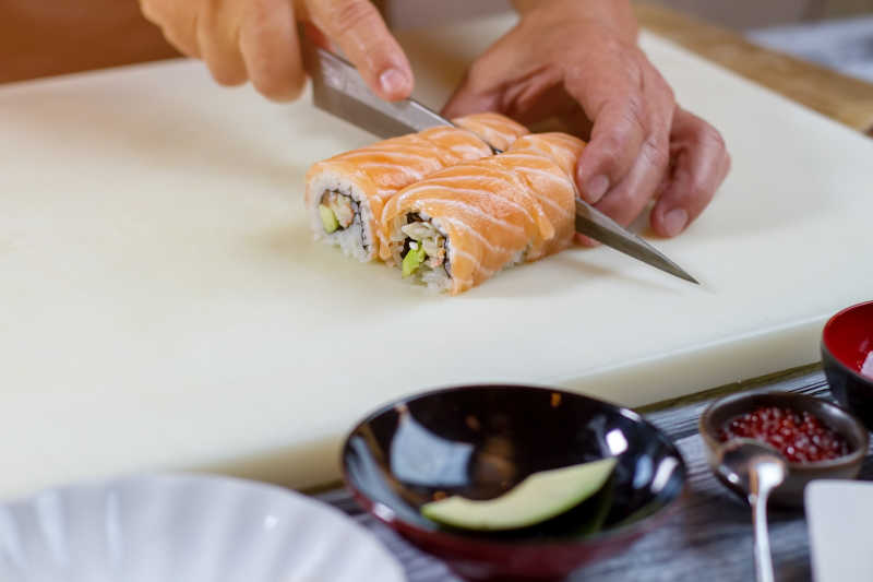 制作三文鱼寿司的厨师