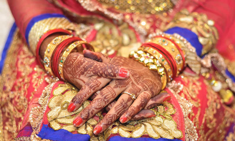 印度新娘手上的曼海蒂图案