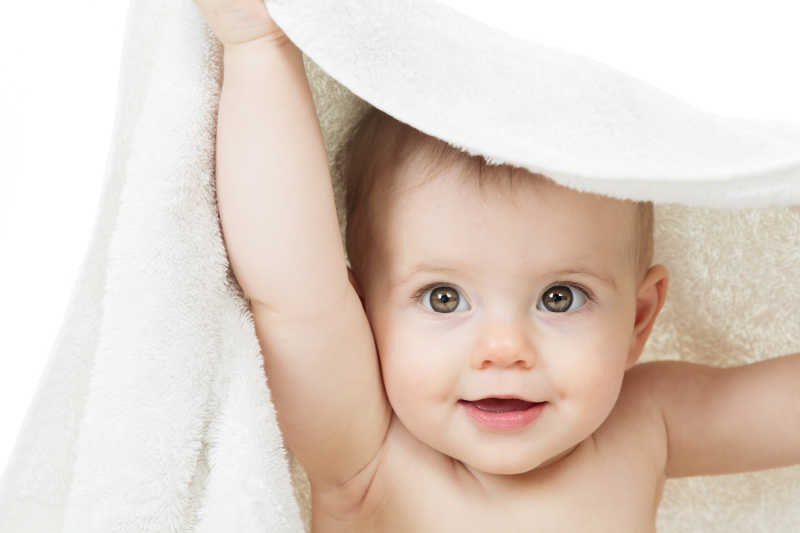 举着白色毛巾的婴儿