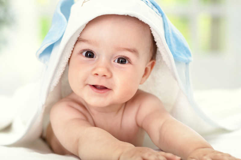 毛巾放在头上的婴儿