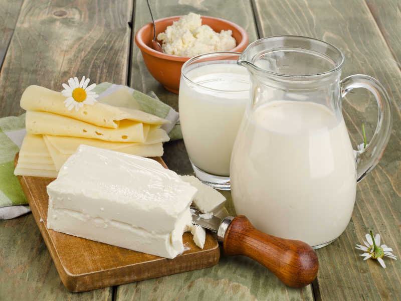 木桌上的鲜奶和乳制品