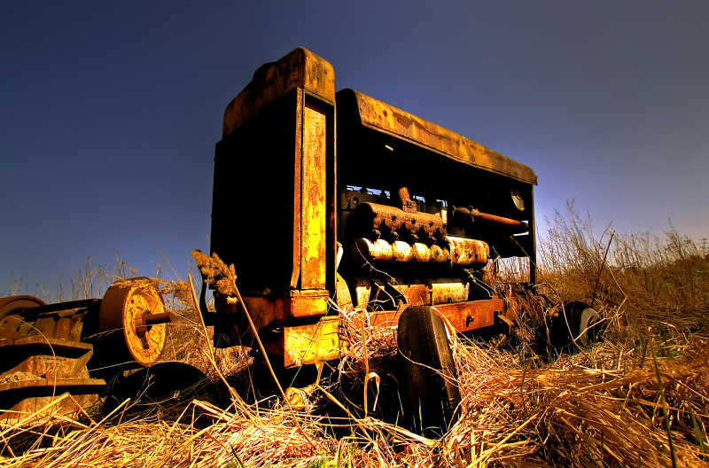 一个生锈的老式拖拉机被抛弃野外