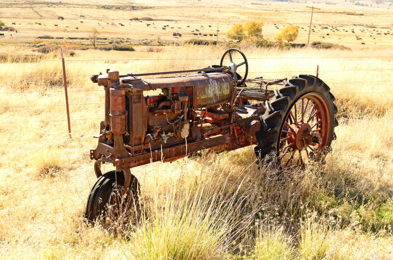 一辆旧的三轮拖拉机