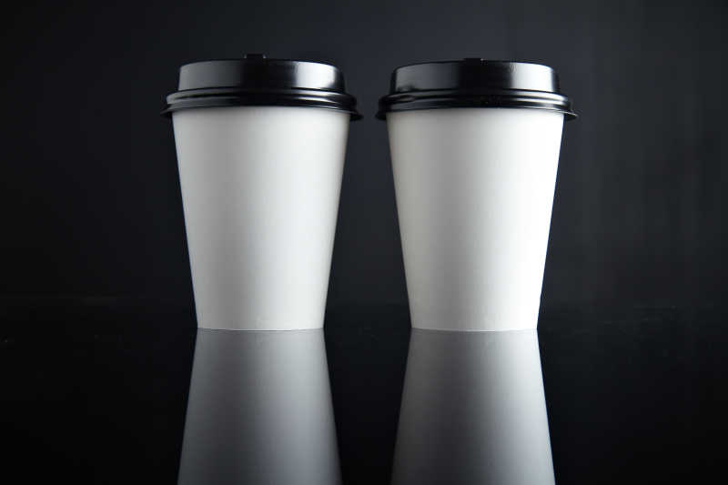 两个白色咖啡杯