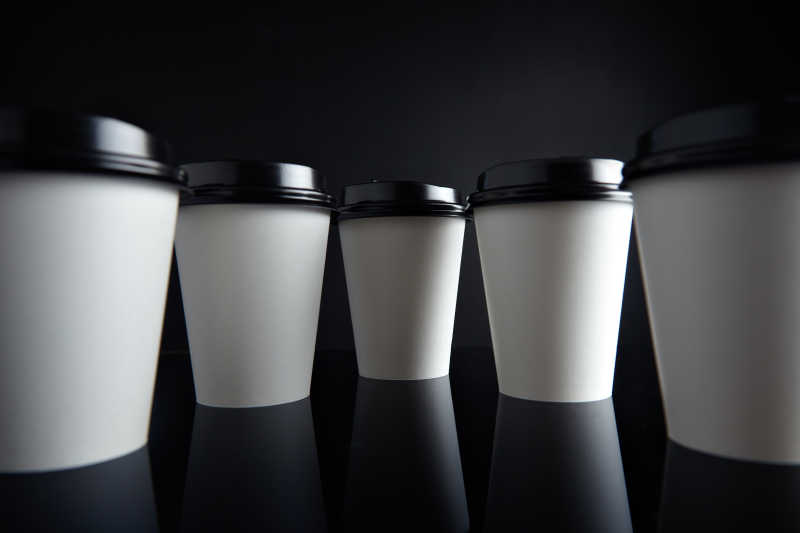 五个白色的纸质咖啡杯