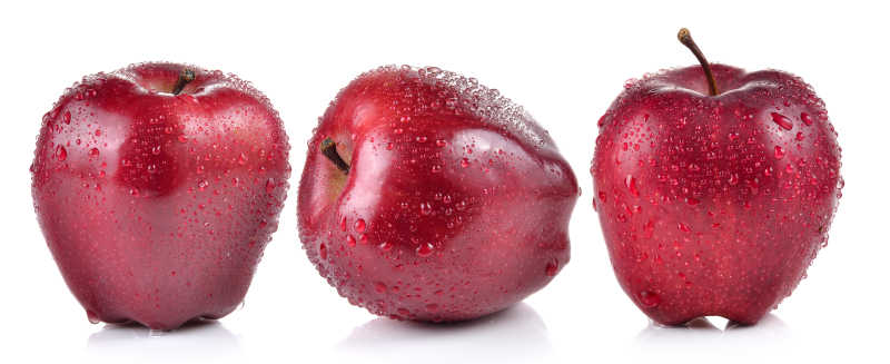 白色背景上带水滴的红苹果