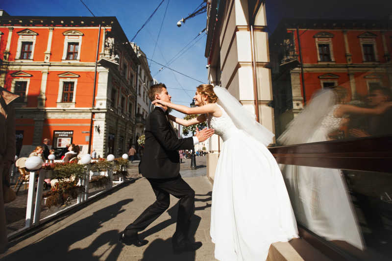 幸福的在大街上拍婚纱照的年轻夫妇