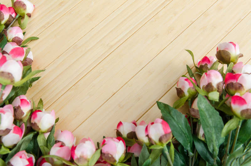 木制板上的鲜花背景