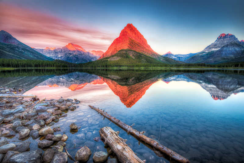 美丽的彩色山谷与清晨的湖面