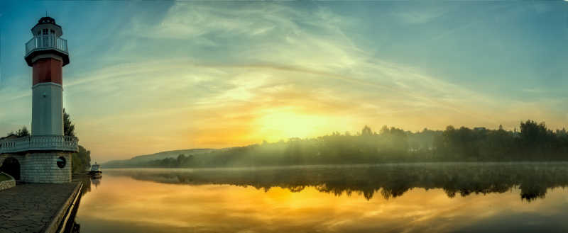 清晨湖面的日出