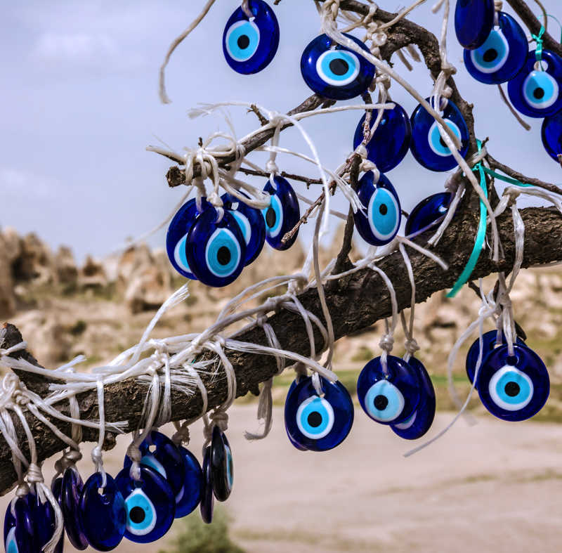 树上悬挂的土耳其传统护身符纪念品