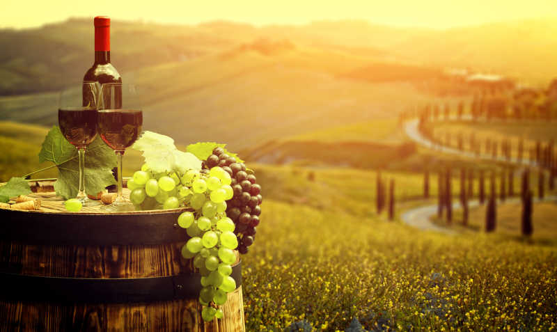 绿色新鲜葡萄与葡萄酒