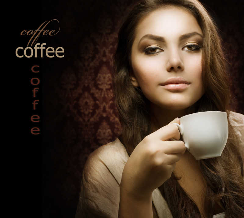 喝咖啡的年轻长发女人