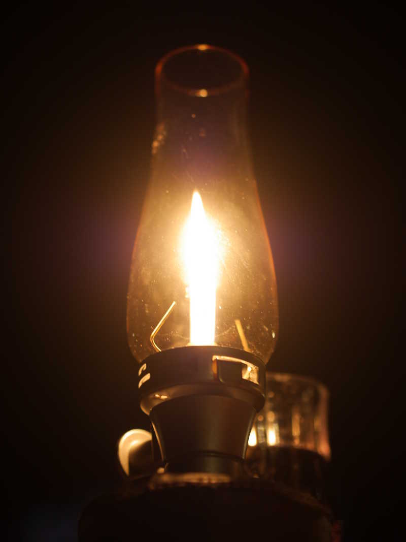 夜间的煤油灯