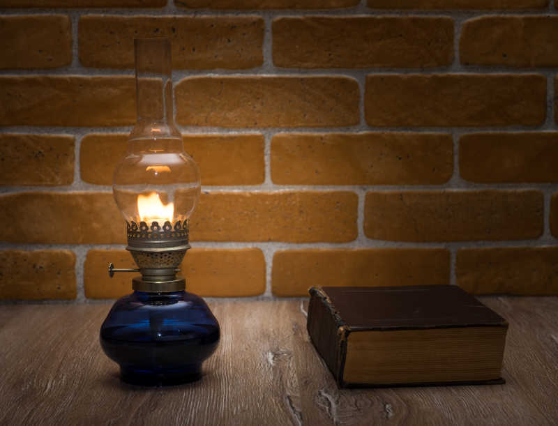 木桌上的书和煤油灯