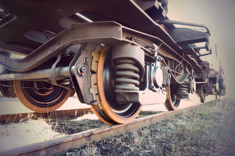 老式火车的车轮和铁轨