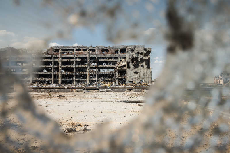 碎玻璃的广角透视废墟机场
