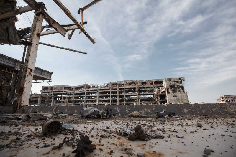 机场被大炮炮轰后的建筑废墟