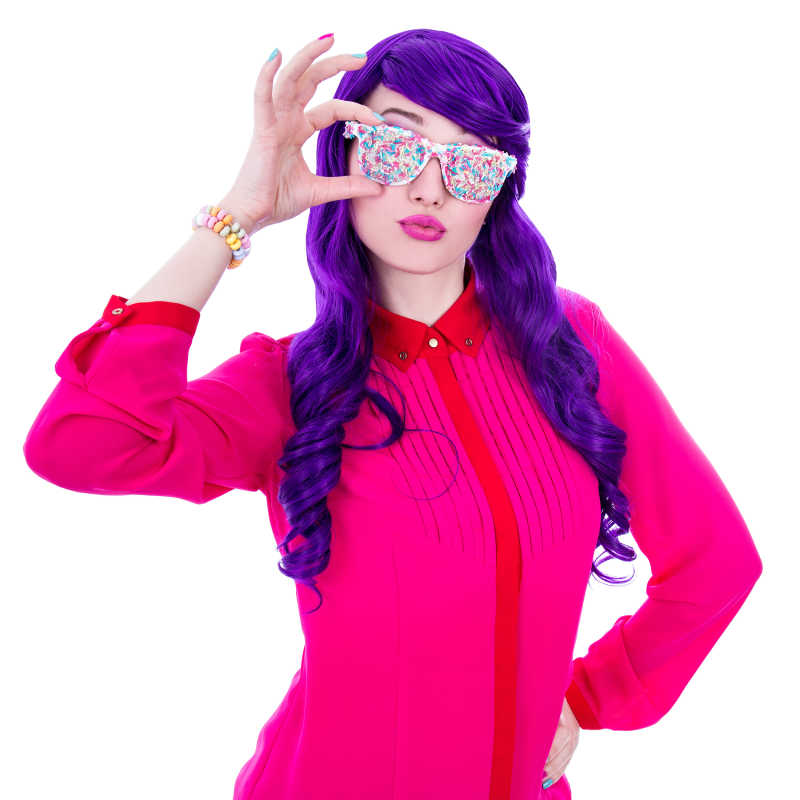 诡异可爱的有糖果做成的墨镜的紫发女孩