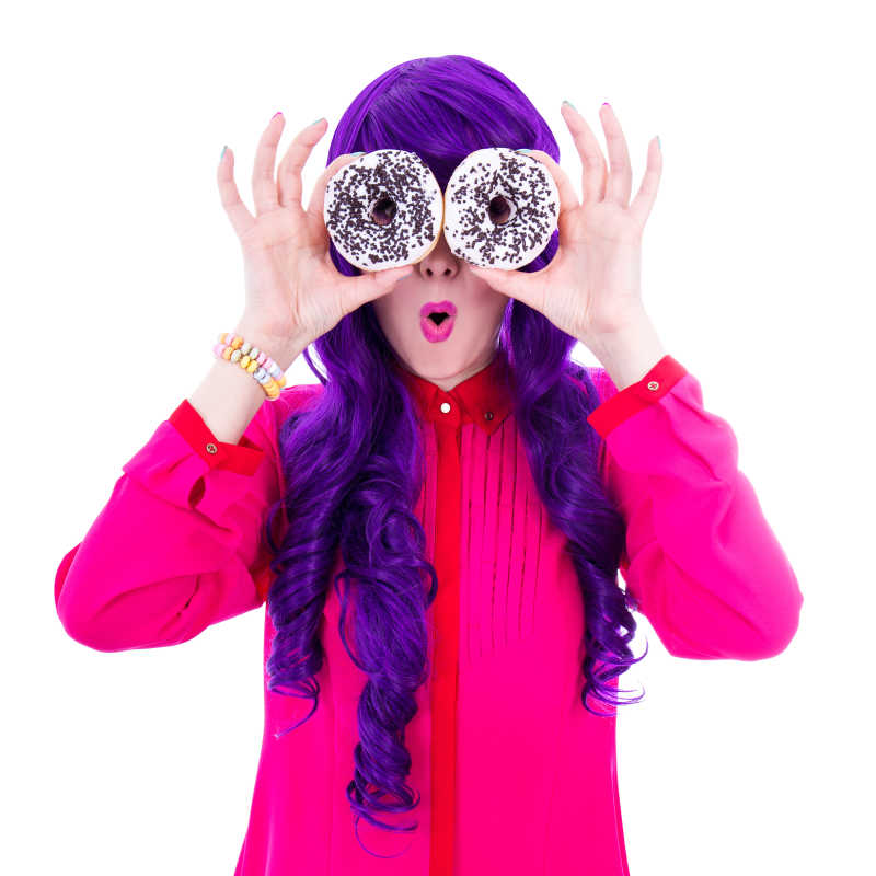 用甜甜圈搞怪的紫色头发女孩