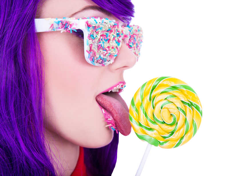 眼镜上覆盖着五颜六色的糖果的紫发女孩