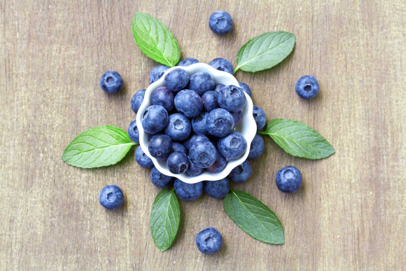 新鲜的薄荷叶蓝莓