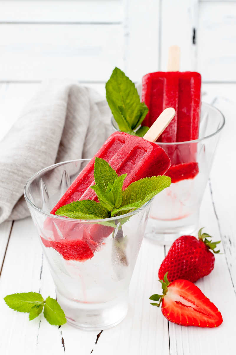 美味的草莓冰棍