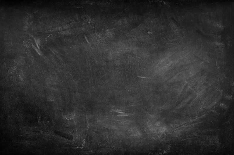 有模糊白色粉笔痕迹的教学黑板