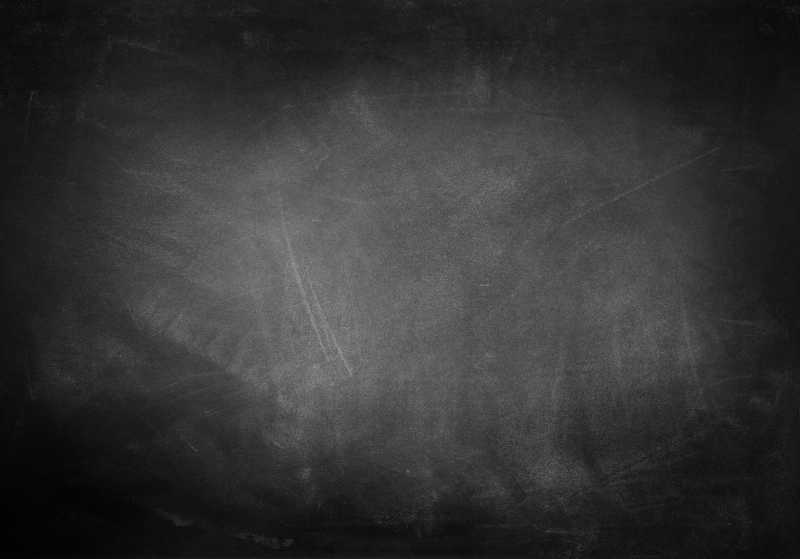 模糊白色粉笔痕迹的黑板