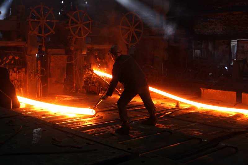 钢铁冶炼工人正在工作