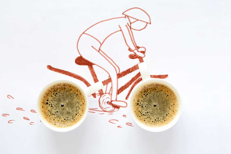 白色背景下骑自行车的人咖啡艺术插画