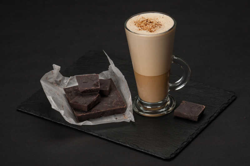 一杯咖啡和美味的巧克力块