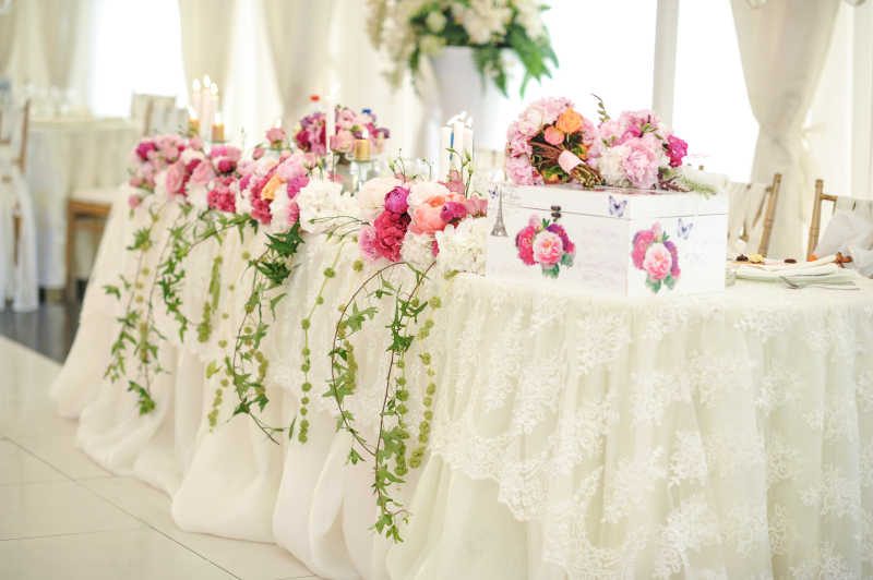 餐桌上的蕾丝和鲜花装饰