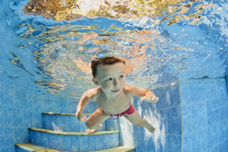 水下潜泳的小男孩
