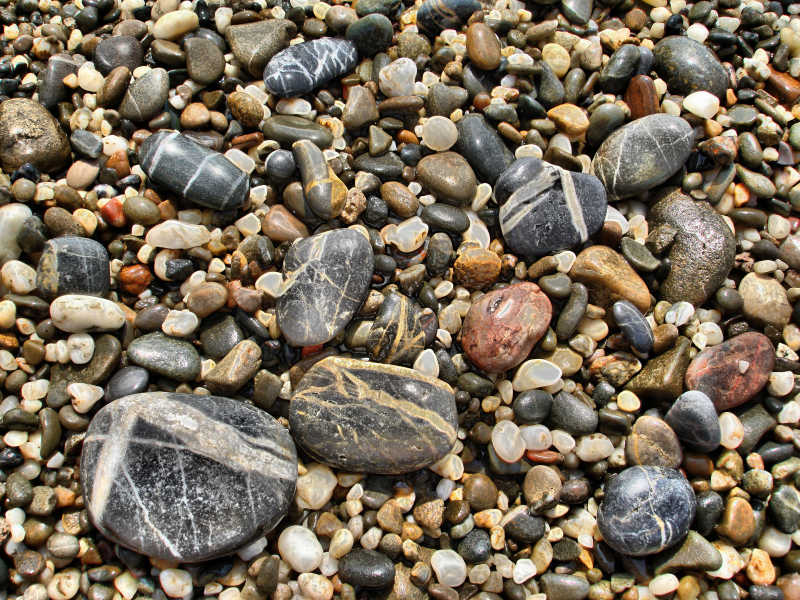 海滩上带有裂纹的石头