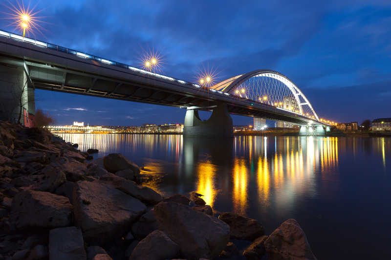 夜晚美丽的阿波罗布拉迪斯拉发桥