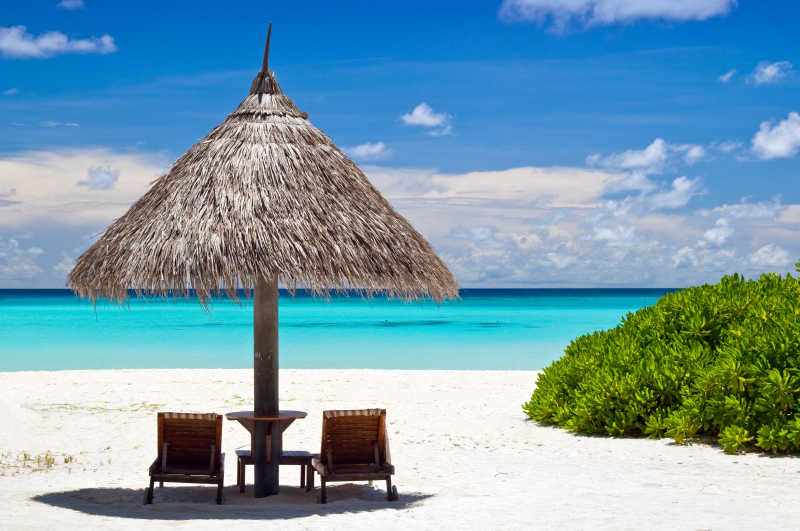 热带海滩上的遮阳伞和躺椅