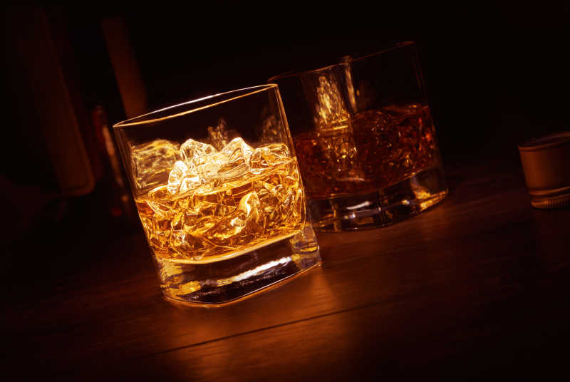 玻璃桌上的发光单麦芽威士忌