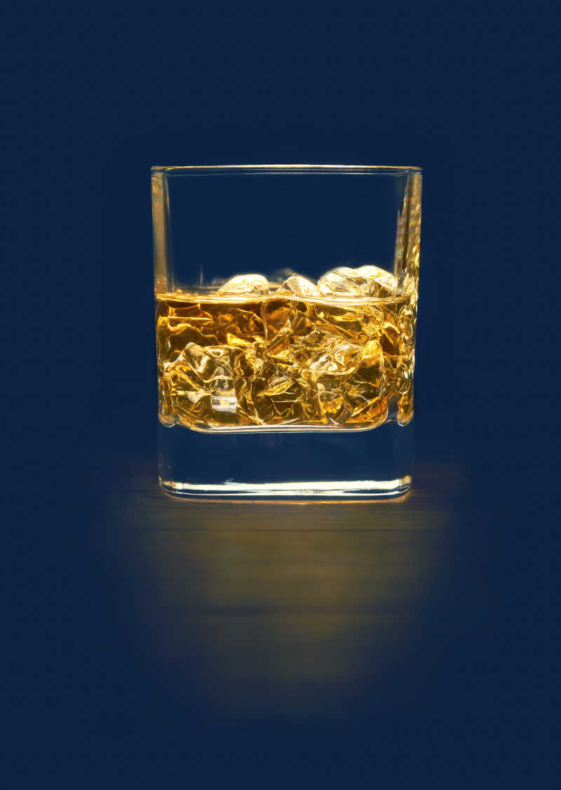 发光的单麦芽威士忌在玻璃桌上