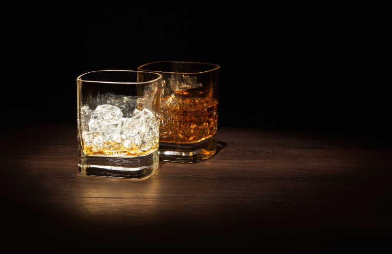 木桌上的威士忌和冰块